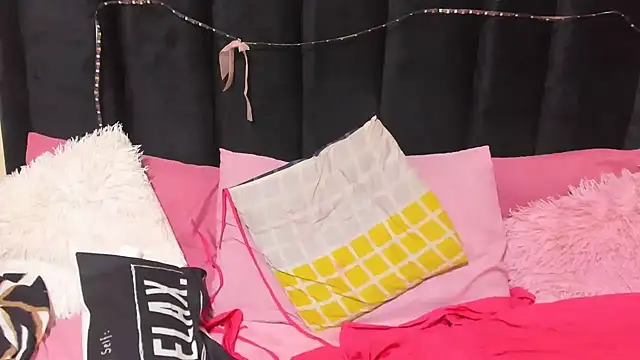 AmazingDarkDoll online show from February 25, 2026, 2:39 pm