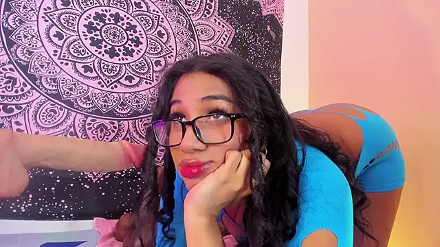 Snapshot of EMILYY_WALKER chatting on June 3, 2026, 1:01 pm EMILYY WALKER online show from June 3, 2026, 1:01 pm