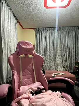 Snapshot of laure_torres chatting on October 13, 2025, 7:10 am laure torres online show from October 13, 2025, 7:10 am