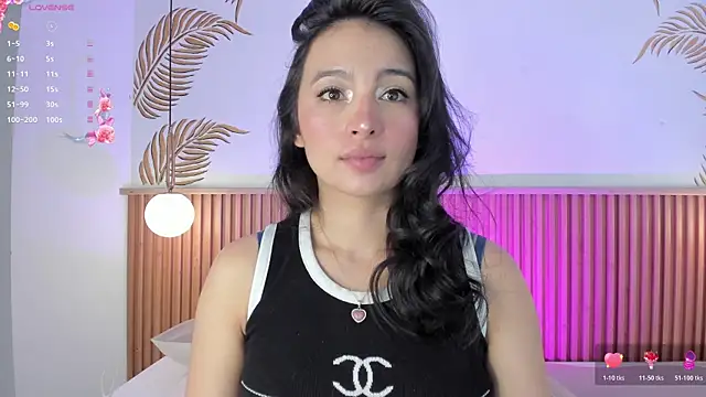 Snapshot of Valleriie_ chatting on July 7, 2026, 4:21 pm Valleriie online show from July 7, 2026, 4:21 pm