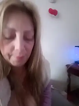 Snapshot of Estefania_Arce chatting on October 19, 2025, 8:44 pm Estefania Arce online show from October 19, 2025, 8:44 pm