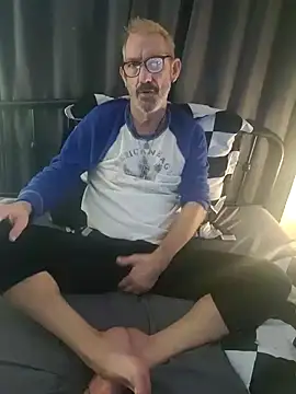 Snapshot of FoxnMouse chatting on November 6, 2025, 6:28 am FoxnMouse online show from November 6, 2025, 6:28 am