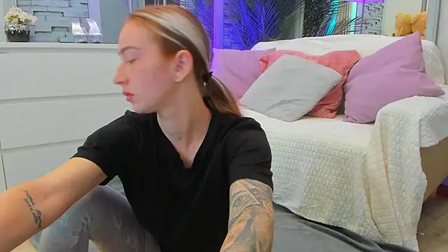 Reina Cummings online show from June 10, 2026, 6:14 am