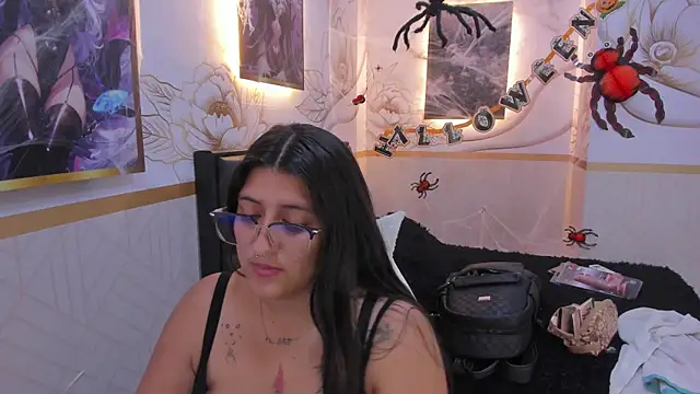 Snapshot of megann__up chatting on October 20, 2025, 10:43 pm megann up online show from October 20, 2025, 10:43 pm