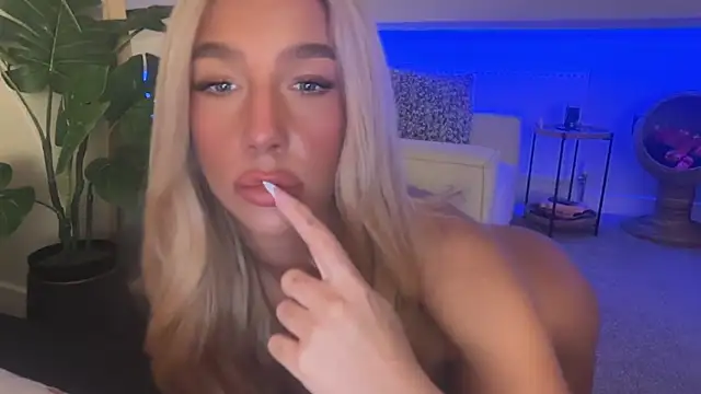 Snapshot of KENNIEXROSE chatting on November 5, 2025, 7:28 pm KENNIEXROSE online show from November 5, 2025, 7:28 pm