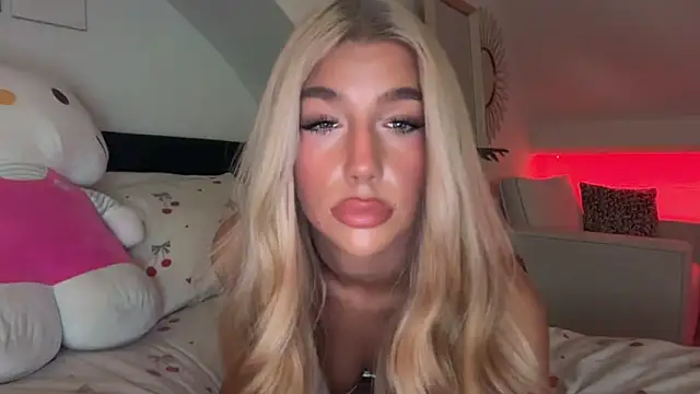 Snapshot of KENNIEXROSE chatting on November 6, 2025, 9:19 pm KENNIEXROSE online show from November 6, 2025, 9:19 pm