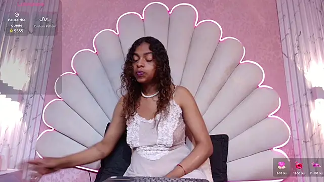 MisRoos online show from November 21, 2025, 3:33 pm