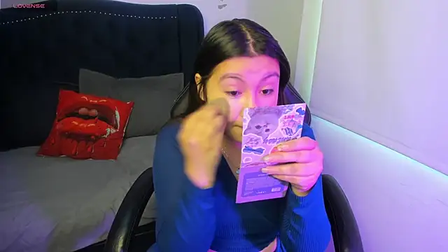 LucyPetit online show from November 20, 2025, 12:39 pm