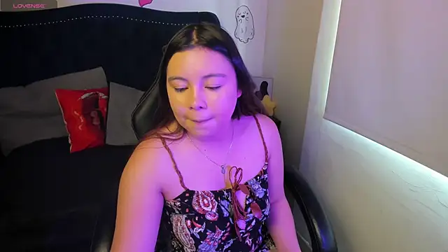 LucyPetit online show from November 12, 2025, 1:04 pm