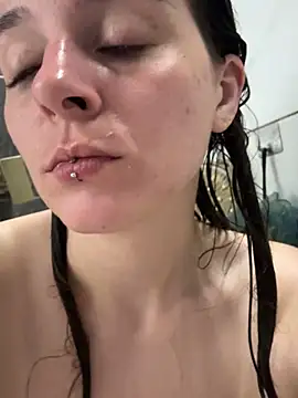 LilyIrons online show from May 15, 2026, 3:26 am
