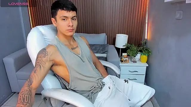 Leo santoro online show from November 14, 2025, 1:59 pm