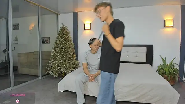 Bisexlifehot   online show from November 24, 2025, 11:16 pm