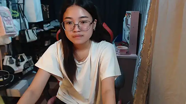 urhoneybunny25 online show from October 13, 2025, 8:38 am