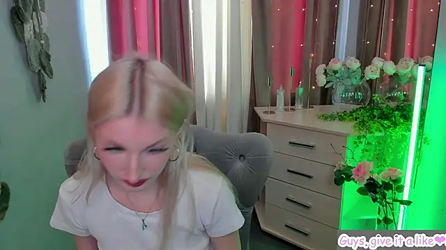 Snapshot of Sarrah_blush chatting on September 25, 2025, 8:20 am Sarrah blush online show from September 25, 2025, 8:20 am
