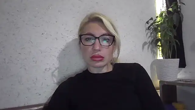 Snapshot of fox_red_lady7 chatting on October 13, 2025, 3:35 pm fox red lady7 online show from October 13, 2025, 3:35 pm