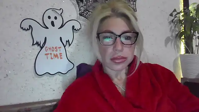 Snapshot of fox_red_lady7 chatting on October 31, 2025, 8:38 pm fox red lady7 online show from October 31, 2025, 8:38 pm