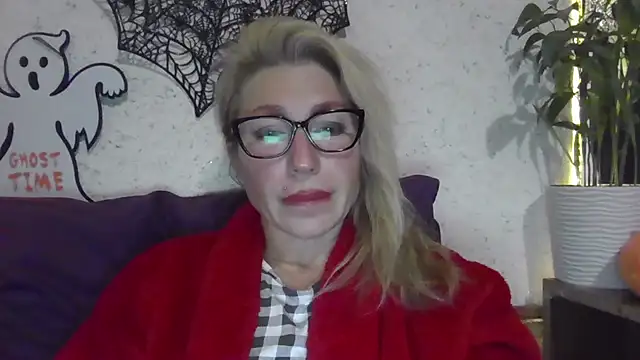 Snapshot of fox_red_lady7 chatting on November 4, 2025, 9:29 pm fox red lady7 online show from November 4, 2025, 9:29 pm