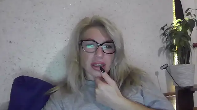 Snapshot of fox_red_lady7 chatting on October 24, 2025, 3:44 pm fox red lady7 online show from October 24, 2025, 3:44 pm