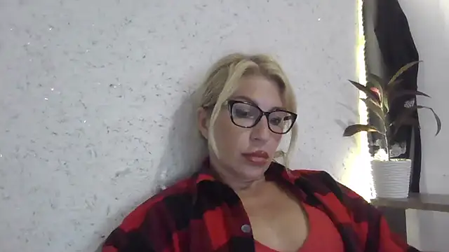 Snapshot of fox_red_lady7 chatting on October 1, 2025, 12:09 pm fox red lady7 online show from October 1, 2025, 12:09 pm