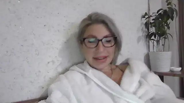 Snapshot of fox_red_lady7 chatting on November 16, 2025, 12:21 pm fox red lady7 online show from November 16, 2025, 12:21 pm