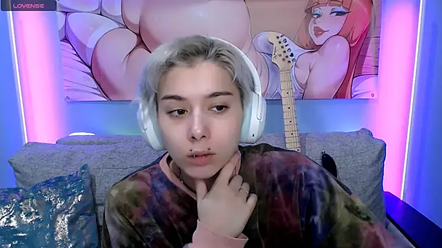 SophieAsh online show from November 18, 2025, 9:01 am