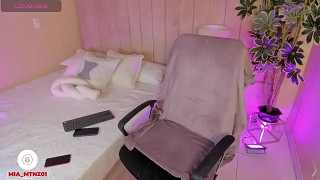 Snapshot of Mia_mtnz02 chatting on November 10, 2025, 1:21 am Mia mtnz02 online show from November 10, 2025, 1:21 am