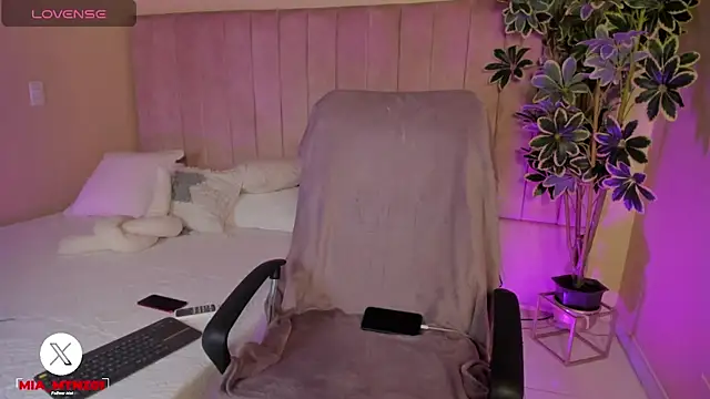 Snapshot of Mia_mtnz02 chatting on November 8, 2025, 12:47 am Mia mtnz02 online show from November 8, 2025, 12:47 am