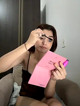 Snapshot of MarianaNinfa chatting on October 18, 2025, 2:13 am MarianaNinfa online show from October 18, 2025, 2:13 am