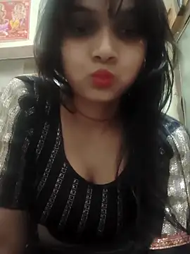 Snapshot of RAYI_Queen_2 chatting on November 4, 2025, 7:01 am RAYI Queen 2 online show from November 4, 2025, 7:01 am