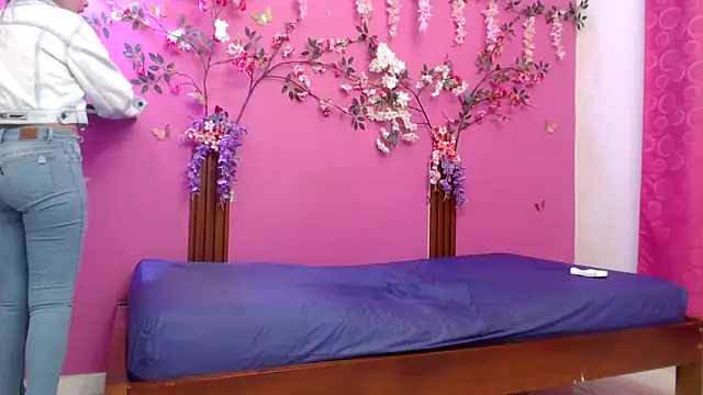 skinnybarbie022 online show from May 18, 2026, 12:11 am
