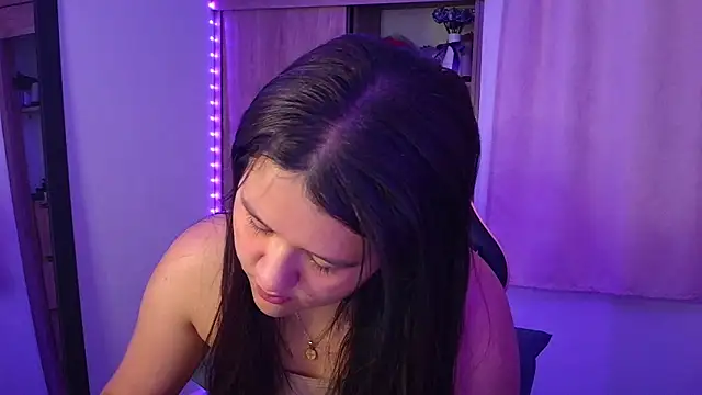 Oliviawatson1 online show from May 7, 2026, 11:57 am