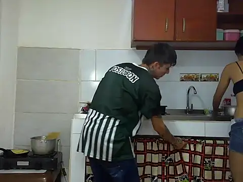 Snapshot of MeganAndMax@xh chatting on November 12, 2025, 1:21 am MeganAndMaxxh online show from November 12, 2025, 1:21 am