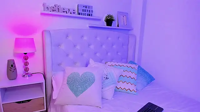 AmeliaRossi  online show from November 27, 2025, 4:46 am