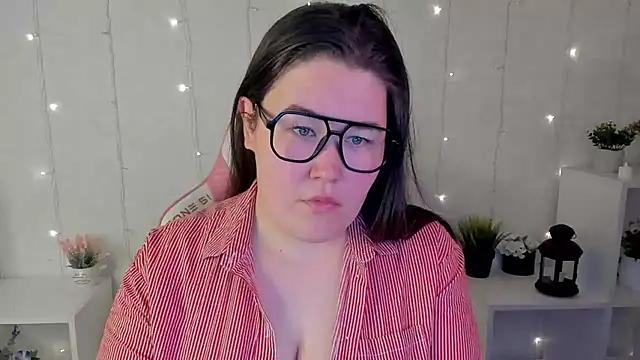 Tara Torres online show from November 11, 2025, 3:56 am