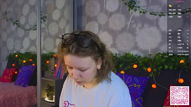EmiliSaren online show from September 30, 2025, 3:40 pm