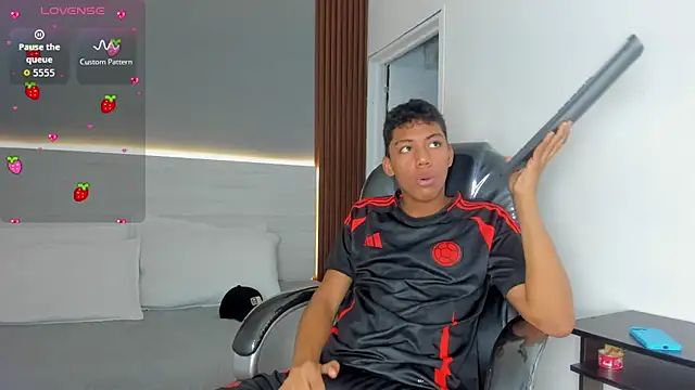 Brunette  boy online show from January 16, 2026, 3:32 am