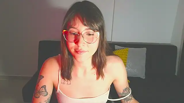 Snapshot of Yulienneg chatting on April 28, 2026, 2:10 am Yulienneg online show from April 28, 2026, 2:10 am