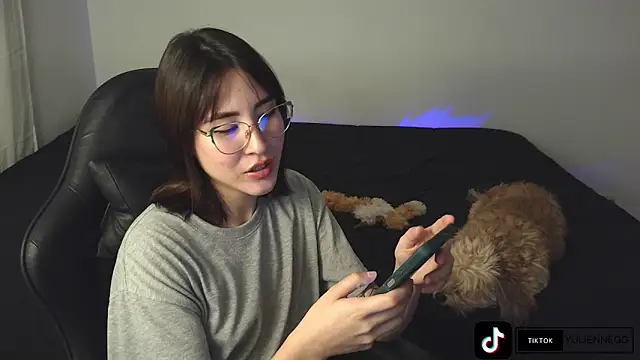 Yulienneg online show from October 9, 2025, 11:27 pm