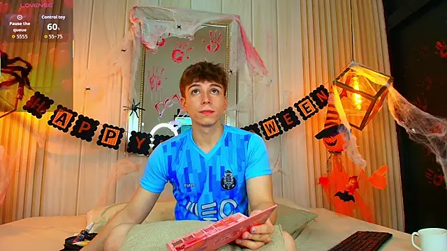 Snapshot of TaylerWhite chatting on October 27, 2025, 12:28 pm TaylerWhite online show from October 27, 2025, 12:28 pm