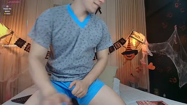 Snapshot of TaylerWhite chatting on October 18, 2025, 12:29 pm TaylerWhite online show from October 18, 2025, 12:29 pm