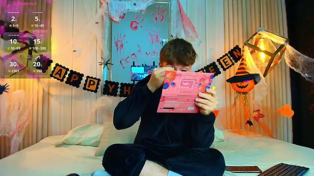 Snapshot of TaylerWhite chatting on October 26, 2025, 1:00 pm TaylerWhite online show from October 26, 2025, 1:00 pm