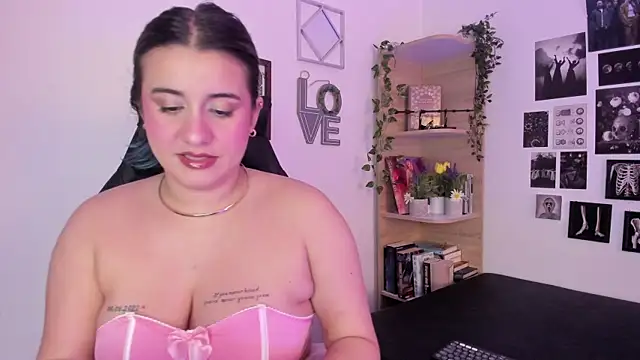 Snapshot of Lana_Herondale chatting on October 31, 2025, 9:43 pm Lana Herondale online show from October 31, 2025, 9:43 pm