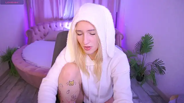 Snapshot of LilElfie chatting on November 16, 2025, 9:25 am LilElfie online show from November 16, 2025, 9:25 am