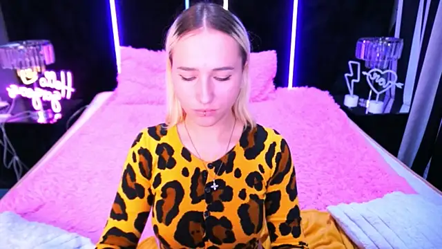 Snapshot of LilElfie chatting on October 8, 2025, 7:21 am LilElfie online show from October 8, 2025, 7:21 am