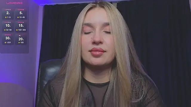 Snapshot of RoxyChill chatting on November 5, 2025, 8:12 pm RoxyChill online show from November 5, 2025, 8:12 pm