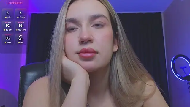 Snapshot of RoxyChill chatting on November 21, 2025, 8:52 pm RoxyChill online show from November 21, 2025, 8:52 pm