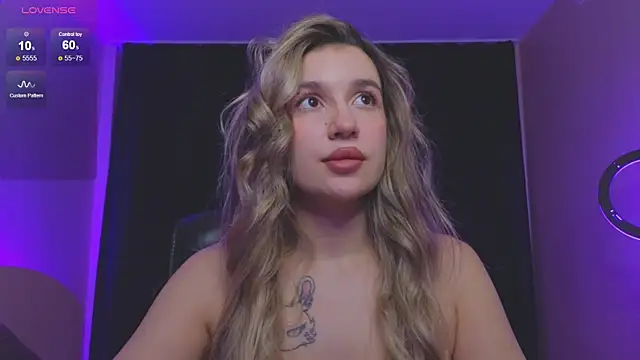 Snapshot of RoxyChill chatting on December 4, 2025, 11:26 pm RoxyChill online show from December 4, 2025, 11:26 pm