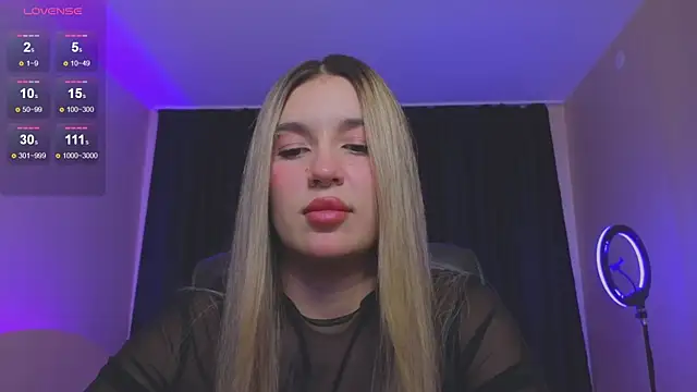 Snapshot of RoxyChill chatting on October 17, 2025, 7:37 pm RoxyChill online show from October 17, 2025, 7:37 pm