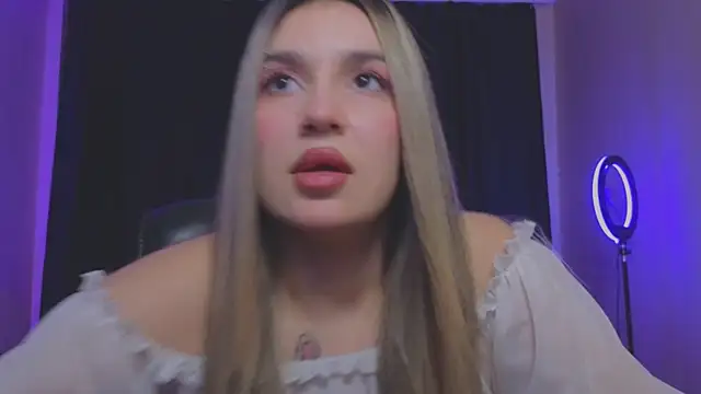 Snapshot of RoxyChill chatting on October 28, 2025, 9:36 pm RoxyChill online show from October 28, 2025, 9:36 pm