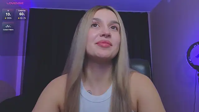 Snapshot of RoxyChill chatting on November 10, 2025, 9:09 pm RoxyChill online show from November 10, 2025, 9:09 pm